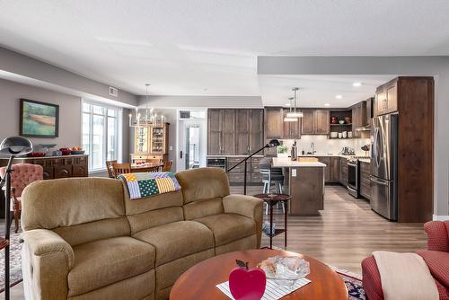 202-529 Truswell Road, Kelowna, BC - Indoor Photo Showing Living Room