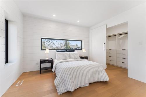 Master. Walk in closet with drawers. - 5427 Anthony Place, Burlington, ON - Indoor Photo Showing Bedroom