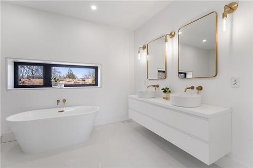 Master ensuite with double vessel sinks, soaker tub. Porcelain floor - 5427 Anthony Place, Burlington, ON - Indoor Photo Showing Bathroom