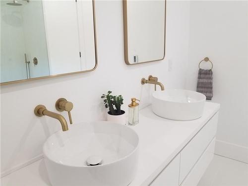 Ensuite, double vessel sinks, mirrors, cabinets - 5427 Anthony Place, Burlington, ON - Indoor Photo Showing Bathroom