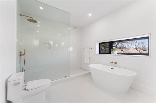 Master ensuite. Soaker tub. Rain shower head, hand spray. Porcelain floor - 5427 Anthony Place, Burlington, ON - Indoor Photo Showing Bathroom