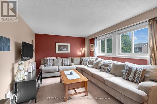 50 - 50 Carisbrooke Court, Brampton, ON - Indoor Photo Showing Living Room