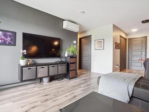 Salon - 402-2300 Rue De La Traversée, Saint-Jérôme, QC - Indoor Photo Showing Living Room