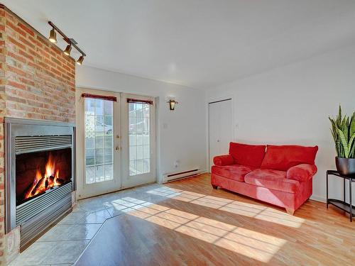 Salon - 16089 Rue Victoria, Montréal (Rivière-Des-Prairies/Pointe-Aux-Trembles), QC - Indoor Photo Showing Living Room With Fireplace