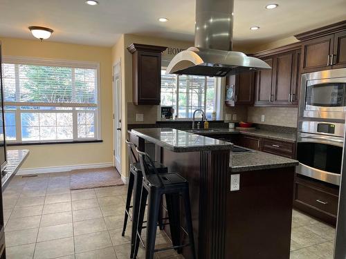 3296 14Th Avenue, Castlegar, BC - Indoor Photo Showing Kitchen With Upgraded Kitchen