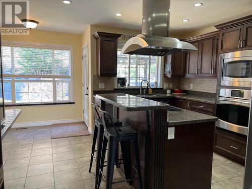 3296 14Th  Avenue, Castlegar, BC - Indoor Photo Showing Kitchen With Upgraded Kitchen