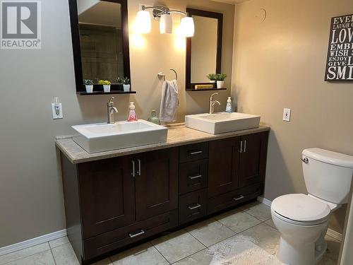 3296 14Th  Avenue, Castlegar, BC - Indoor Photo Showing Bathroom