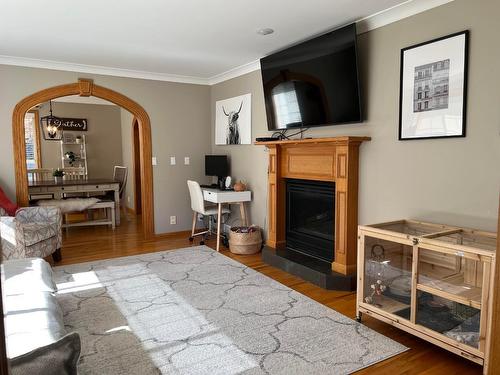 3296 14Th Avenue, Castlegar, BC - Indoor Photo Showing Living Room With Fireplace