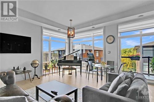 101 Cortile Private Unit#402, Ottawa, ON - Indoor Photo Showing Living Room