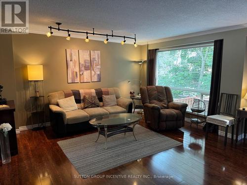 23 - 2 North Street N, Barrie, ON - Indoor Photo Showing Living Room