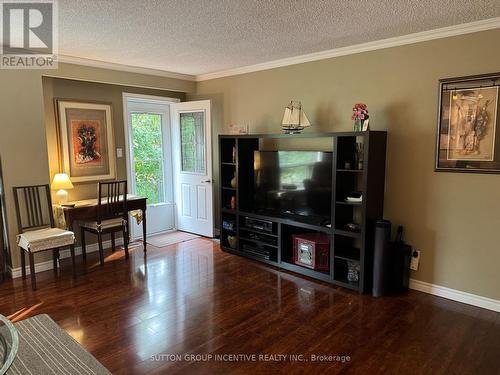 23 - 2 North Street N, Barrie, ON - Indoor Photo Showing Living Room