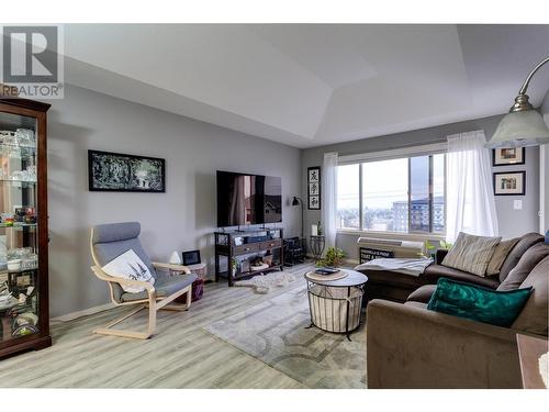 250 Dougall Road N Unit# 408, Kelowna, BC - Indoor Photo Showing Living Room