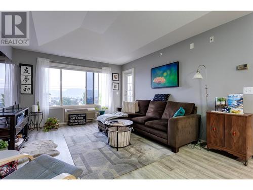 250 Dougall Road N Unit# 408, Kelowna, BC - Indoor Photo Showing Living Room