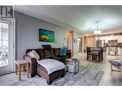 250 Dougall Road N Unit# 408, Kelowna, BC - Indoor Photo Showing Living Room