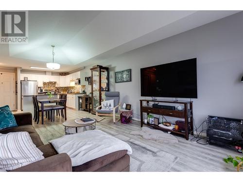 250 Dougall Road N Unit# 408, Kelowna, BC - Indoor Photo Showing Living Room