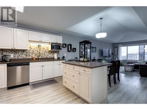 250 Dougall Road N Unit# 408, Kelowna, BC - Indoor Photo Showing Kitchen