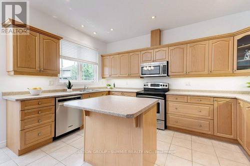 35 Landscapes Trail, Hamilton, ON - Indoor Photo Showing Kitchen With Double Sink