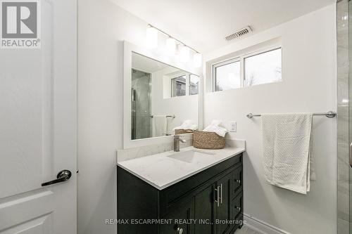 3045 Portage Road, Niagara Falls (Church'S Lane), ON - Indoor Photo Showing Bathroom