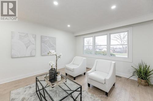 3045 Portage Road, Niagara Falls (Church'S Lane), ON - Indoor Photo Showing Living Room