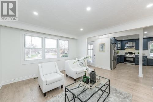 3045 Portage Road, Niagara Falls (Church'S Lane), ON - Indoor Photo Showing Living Room