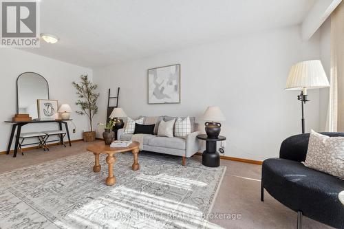 305 Poplar Street, Oshawa (Donevan), ON - Indoor Photo Showing Living Room