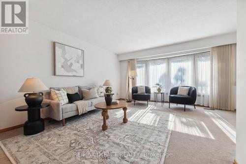 305 Poplar Street, Oshawa (Donevan), ON - Indoor Photo Showing Living Room