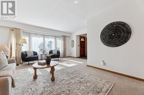 305 Poplar Street, Oshawa (Donevan), ON - Indoor Photo Showing Living Room