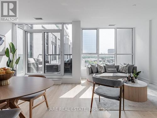 425 - 30 Inn On The Park Drive, Toronto (Banbury-Don Mills), ON - Indoor Photo Showing Living Room