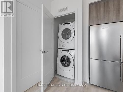 425 - 30 Inn On The Park Drive, Toronto (Banbury-Don Mills), ON - Indoor Photo Showing Laundry Room