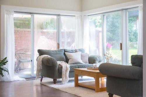 377 Hess Street S, Hamilton, ON - Indoor Photo Showing Living Room