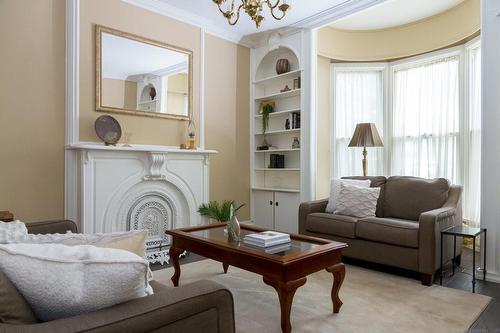 377 Hess Street S, Hamilton, ON - Indoor Photo Showing Living Room