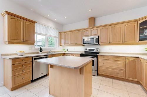 35 Landscapes Trail, Hamilton, ON - Indoor Photo Showing Kitchen