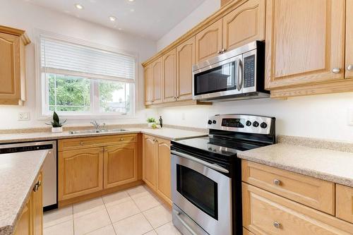 35 Landscapes Trail, Hamilton, ON - Indoor Photo Showing Kitchen With Double Sink