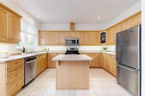 35 Landscapes Trail, Hamilton, ON - Indoor Photo Showing Kitchen