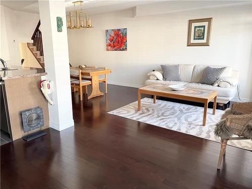 35 Charleswood Crescent, Hamilton, ON - Indoor Photo Showing Living Room