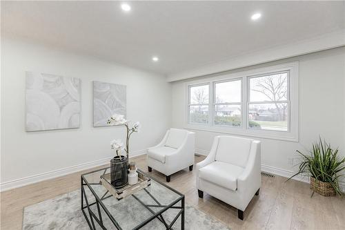 lots of natural light - 3045 Portage Road, Niagara Falls, ON - Indoor Photo Showing Living Room