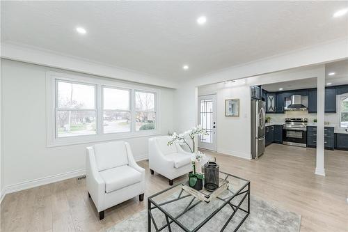 open concept and very spacious - 3045 Portage Road, Niagara Falls, ON - Indoor Photo Showing Living Room