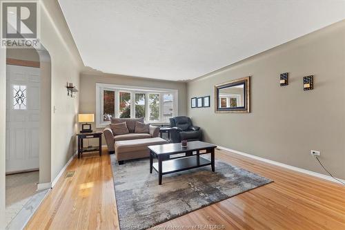 2079 Balfour Boulevard, Windsor, ON - Indoor Photo Showing Living Room