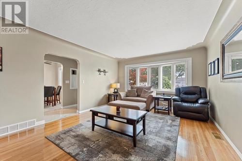 2079 Balfour Boulevard, Windsor, ON - Indoor Photo Showing Living Room