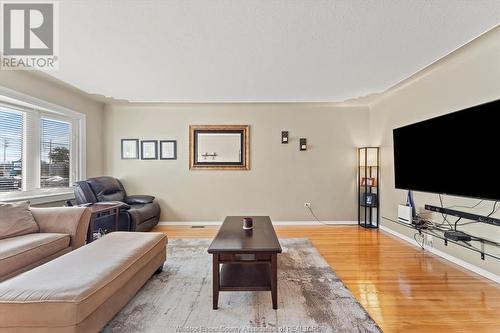 2079 Balfour Boulevard, Windsor, ON - Indoor Photo Showing Living Room