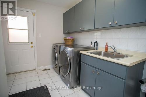 54 Blackfriar Lane, Brantford, ON - Indoor Photo Showing Laundry Room