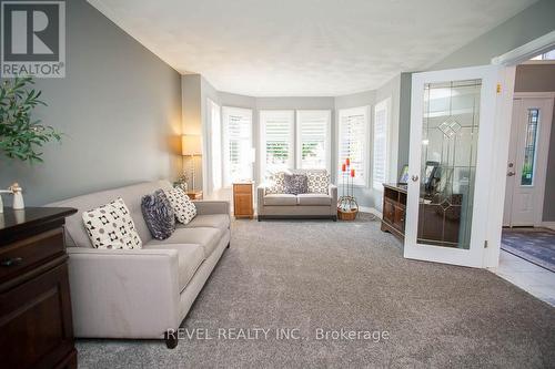 54 Blackfriar Lane, Brantford, ON - Indoor Photo Showing Living Room