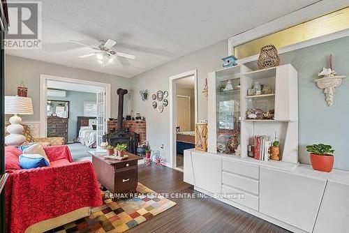 959 Corner Avenue, Innisfil (Lefroy), ON - Indoor Photo Showing Living Room