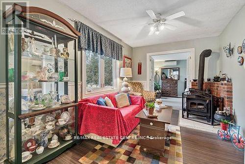 959 Corner Avenue, Innisfil (Lefroy), ON - Indoor Photo Showing Living Room