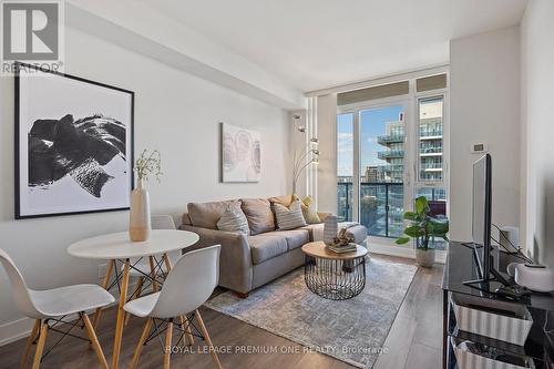 1514 - 9471 Yonge Street, Richmond Hill (Observatory), ON - Indoor Photo Showing Living Room