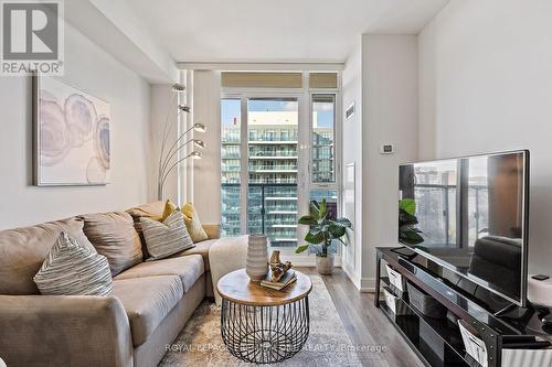 1514 - 9471 Yonge Street, Richmond Hill (Observatory), ON - Indoor Photo Showing Living Room