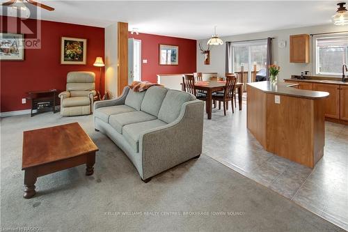 697 Elsinore Road, South Bruce Peninsula, ON - Indoor Photo Showing Living Room