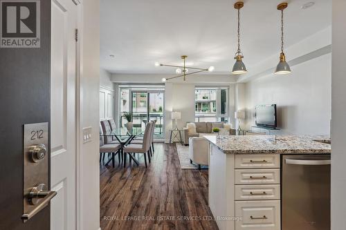 212 - 2375 Bronte Road E, Oakville (West Oak Trails), ON - Indoor Photo Showing Kitchen With Upgraded Kitchen