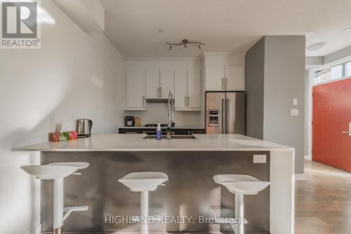 Th 9 - 4080 Parkside Village Drive, Mississauga, ON - Indoor Photo Showing Kitchen With Upgraded Kitchen