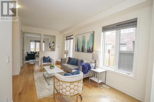 25 Dale Meadows Road, Brampton (Northwest Brampton), ON - Indoor Photo Showing Living Room